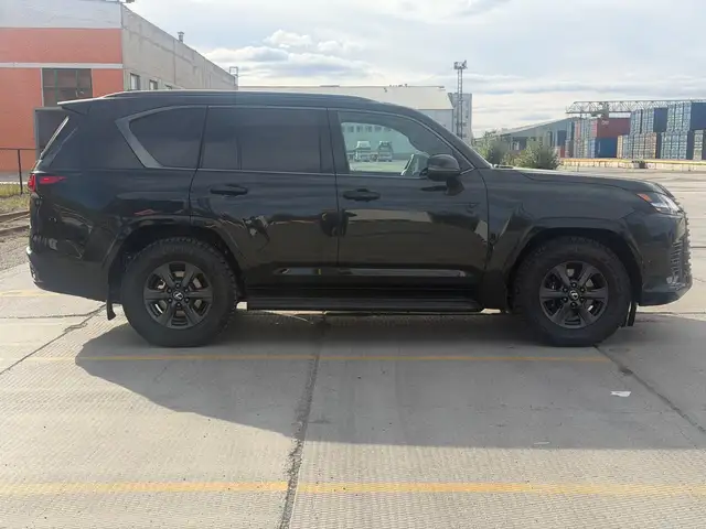 Lexus LX 700