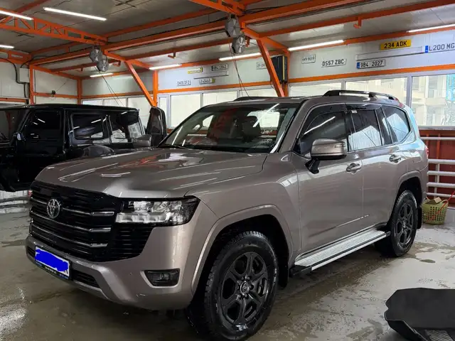 Toyota Land Cruiser 300