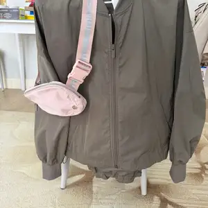 Lululemon bomber, Улаанбаатар — Хан-Уул — 18-р хороо
