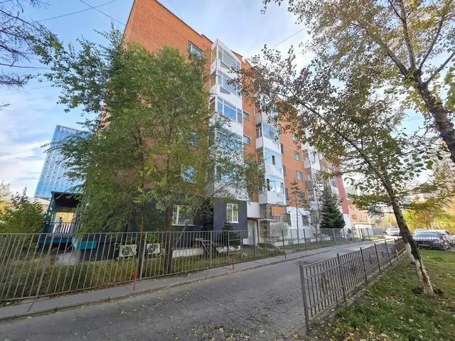 Хотын төвд уид-с цирк руу явах замын баруун урд талд 6 давхарт 3 өрөө орон сууц 75мкв, Улаанбаатар — Сүхбаатар — 4-р хороо