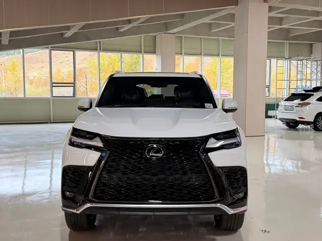 Lexus LX 700