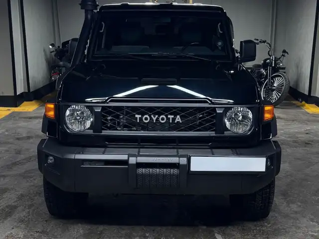 Toyota Land Cruiser 77
