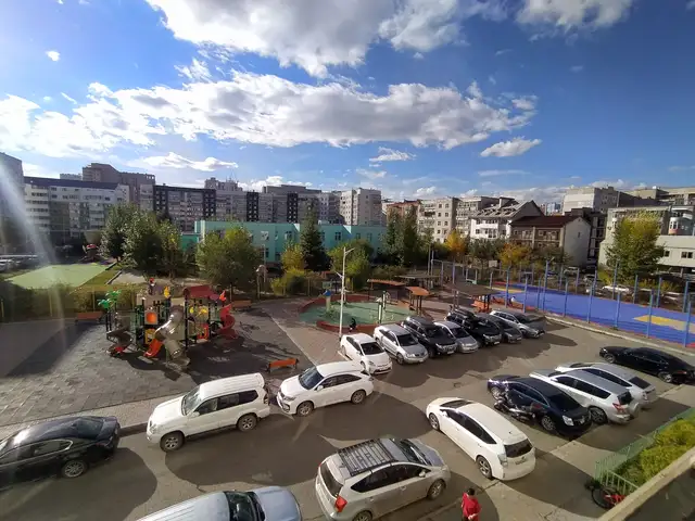 Бзд 13-р хороолол, 84-р сургуулийн урд гал тогоо тусдаа 3 өрөө орон сууц 72мкв, Улаанбаатар — Баянзүрх — 84-р сургуулийн ойролцоо