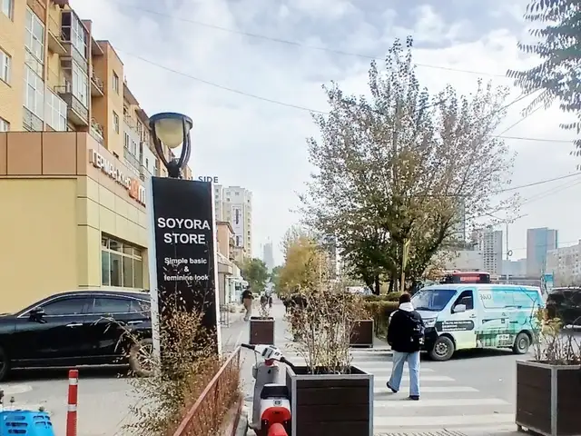 Тбд андуудын хаан банктай байранд хажуу өрөө, Улаанбаатар — Баянгол — Төмөр зам