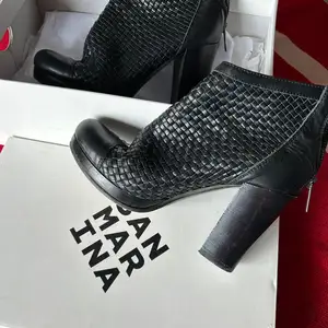 Өсгийтэй гутал 8 хос, Улаанбаатар — Сүхбаатар — 1-р хороо