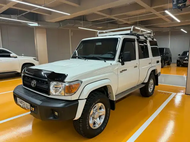 Toyota Land Cruiser 77