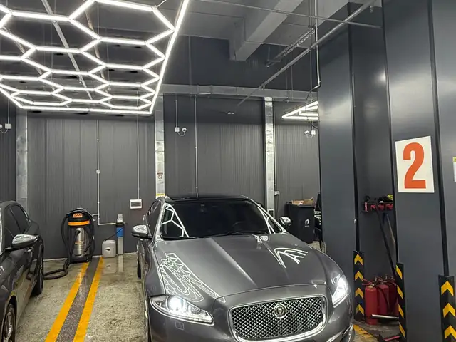 Jaguar XJ
