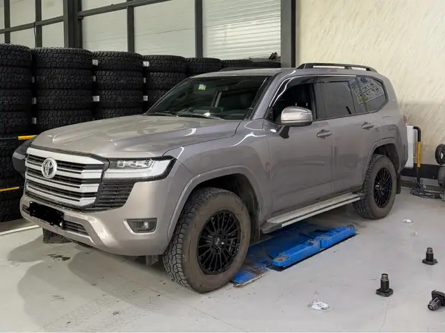 Toyota Land Cruiser 300