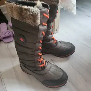 Өвлийн Америкаас ирсэн гутал, Улаанбаатар — Баянгол — 3, 4 хороолол