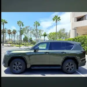 Lexus LX 700