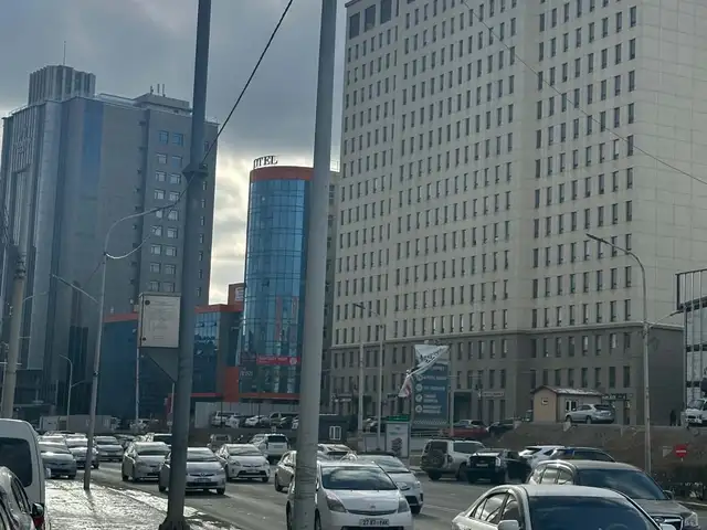 Хуульчдын ордоны эсрэг талд төв зам дагуу 1 давхрын 75мкв, Улаанбаатар — Чингэлтэй — 5-р хороо