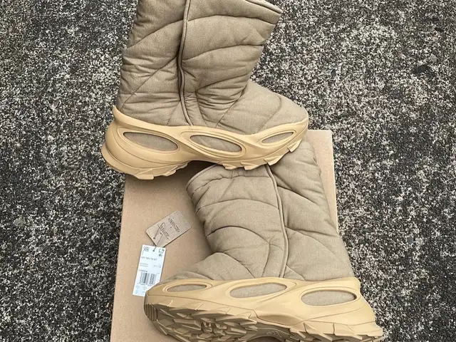 Adidas yeezy boot khahi, Улаанбаатар — Баянзүрх — 1-р хороо